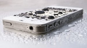 Поврежденный водой телефон